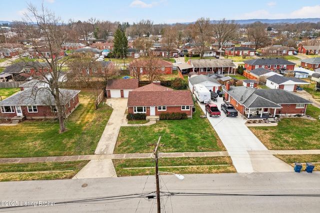 1910 Dixie Garden Dr, Louisville, KY 40272