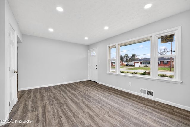 1910 Dixie Garden Dr, Louisville, KY 40272