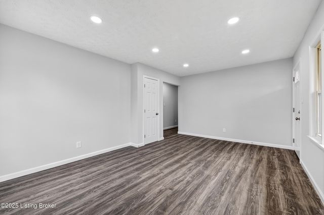 1910 Dixie Garden Dr, Louisville, KY 40272