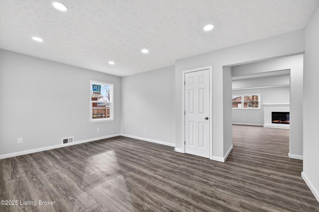 1910 Dixie Garden Dr, Louisville, KY 40272