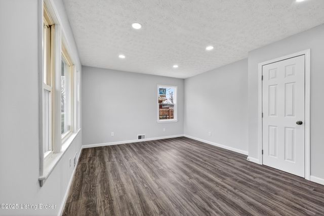 1910 Dixie Garden Dr, Louisville, KY 40272