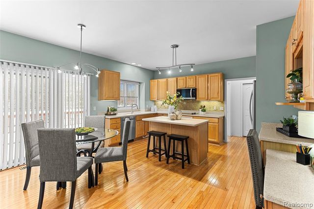 7567 Windgate Circle, West Bloomfield, MI 48323