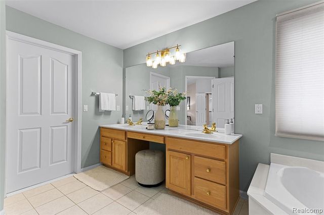 7567 Windgate Circle, West Bloomfield, MI 48323