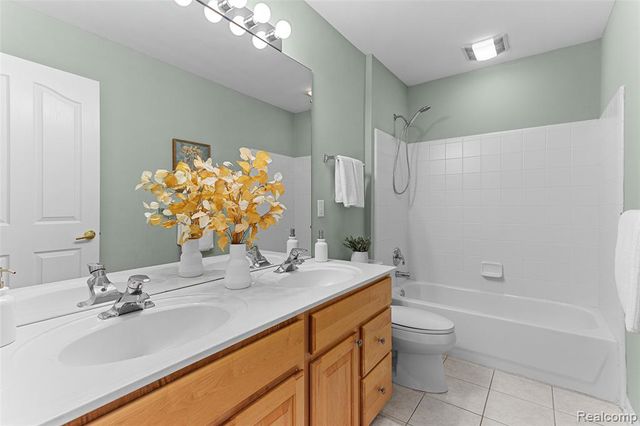 7567 Windgate Circle, West Bloomfield, MI 48323