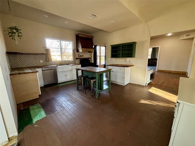 725 W 10th Street, Bonham, TX 75418