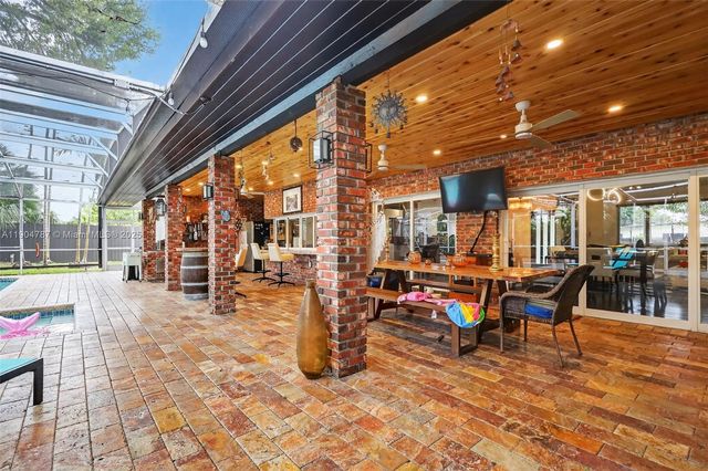 19901 NE 21st Ave, Miami, FL 33179