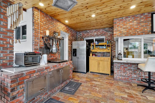 19901 NE 21st Ave, Miami, FL 33179