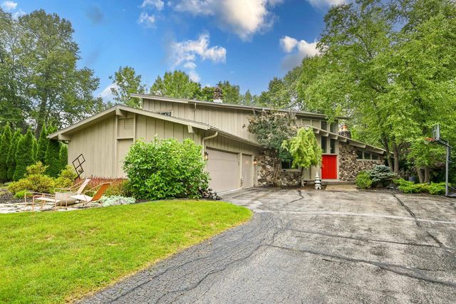 9484 N Fairway DRIVE, Bayside, WI 53217