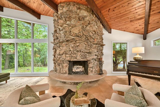 9484 N Fairway DRIVE, Bayside, WI 53217