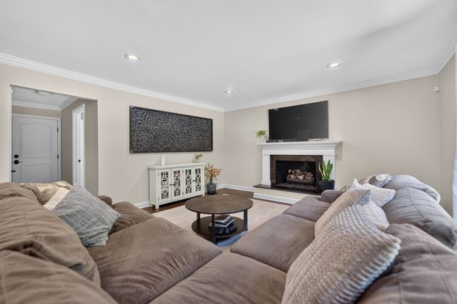 1206 Aberdeen Road, Inverness, IL 60067