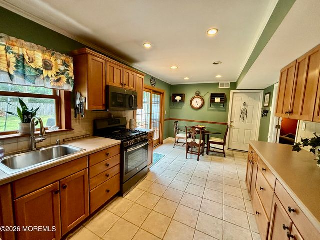 80 Andover Lane, Aberdeen, NJ 07747