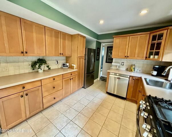 80 Andover Lane, Aberdeen, NJ 07747