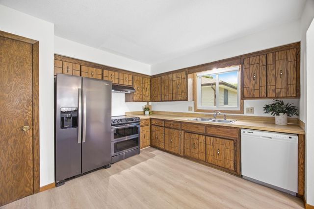 8818 N Brook Avenue N, Brooklyn Park, MN 55428