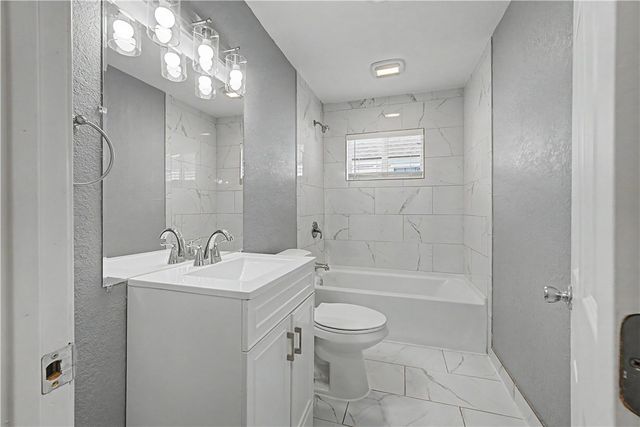 1023 S B Street, Rogers, AR 72756