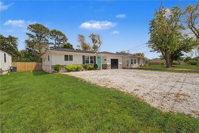 1023 S B Street, Rogers, AR 72756
