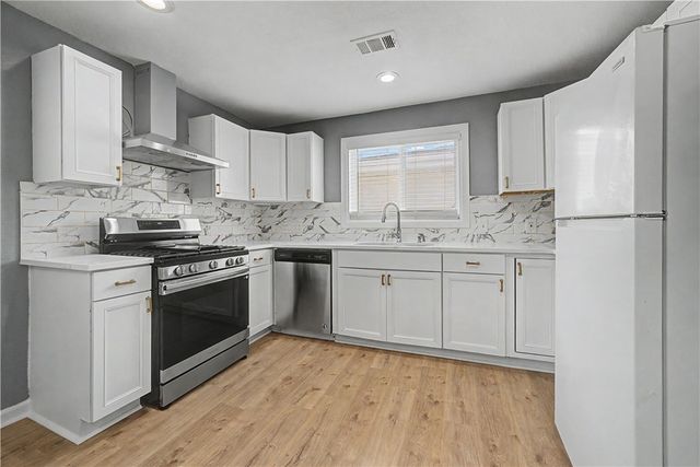 1023 S B Street, Rogers, AR 72756