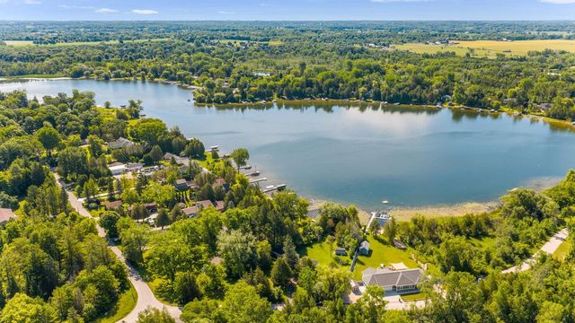 1395 Lakeview ROAD, West Bend, WI 53090