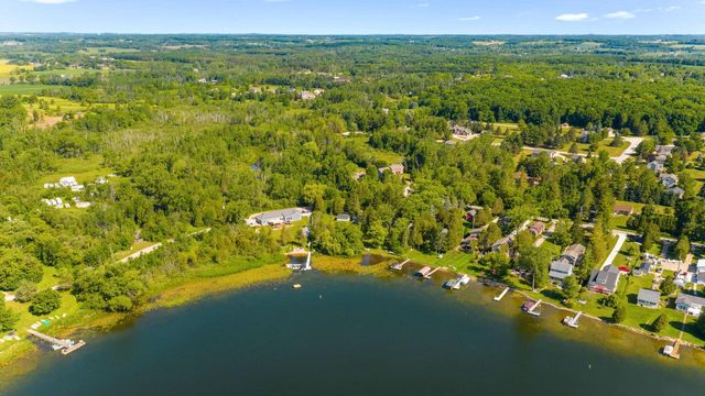 1395 Lakeview ROAD, West Bend, WI 53090