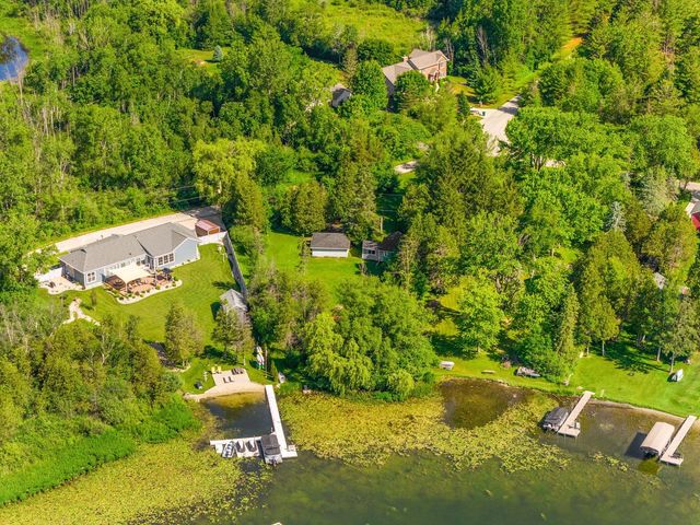 1395 Lakeview ROAD, West Bend, WI 53090
