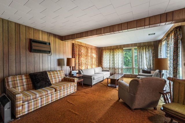 1395 Lakeview ROAD, West Bend, WI 53090
