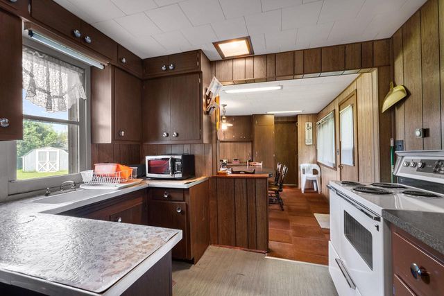 1395 Lakeview ROAD, West Bend, WI 53090