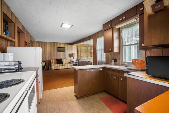 1395 Lakeview ROAD, West Bend, WI 53090