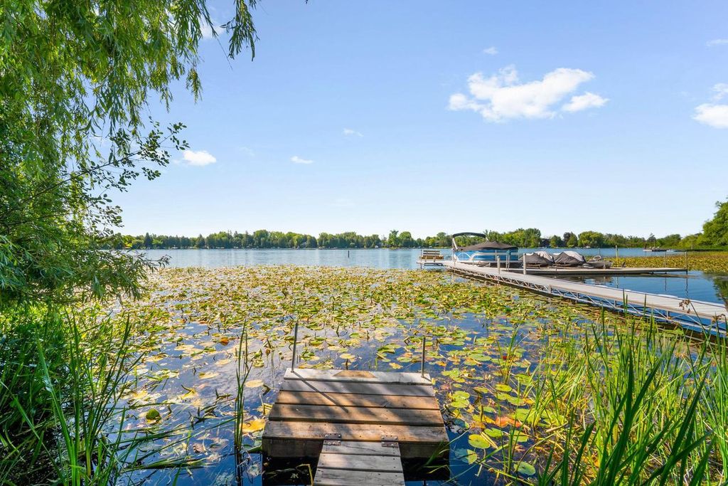 1395 Lakeview ROAD, West Bend, WI 53090