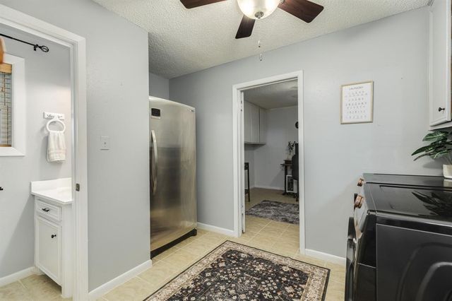 105 Pleasant Valley Drive, West Columbia, TX 77486