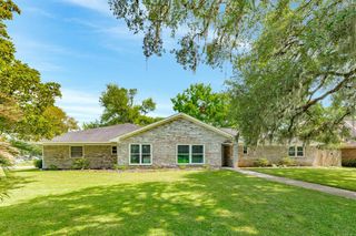 105 Pleasant Valley Drive, West Columbia, TX 77486