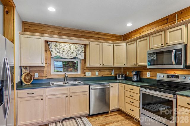 1064 Point Of View Drive, Waynesville, NC 28785