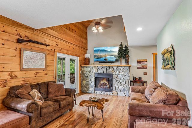 1064 Point Of View Drive, Waynesville, NC 28785