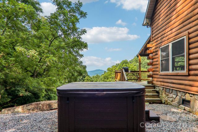 1064 Point Of View Drive, Waynesville, NC 28785