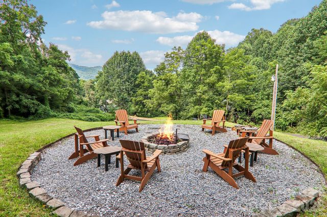 1064 Point Of View Drive, Waynesville, NC 28785