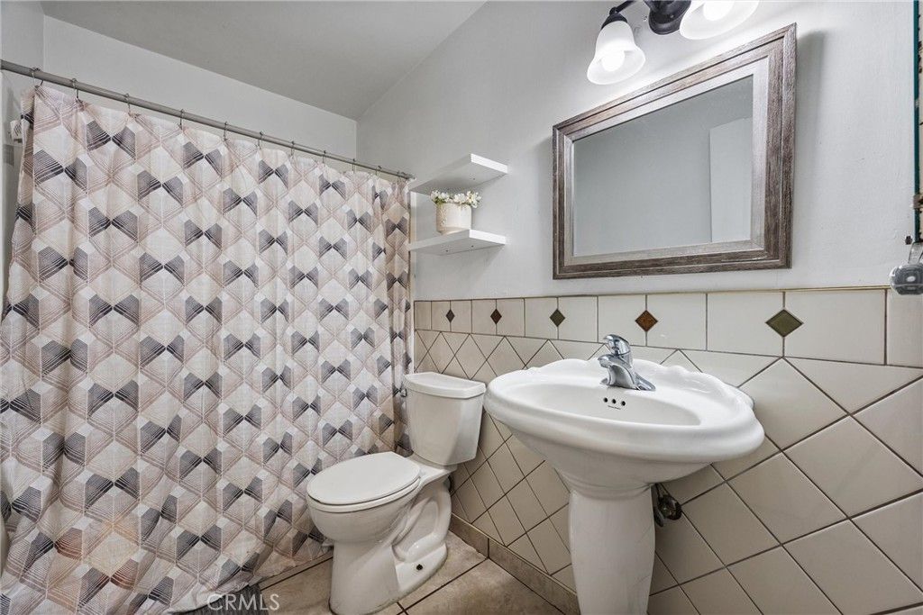 Image 16 of property listing at 4605 Parkwood Court, Bakersfield, CA 93309