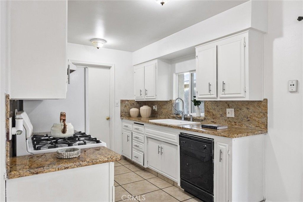 Image 5 of property listing at 4605 Parkwood Court, Bakersfield, CA 93309