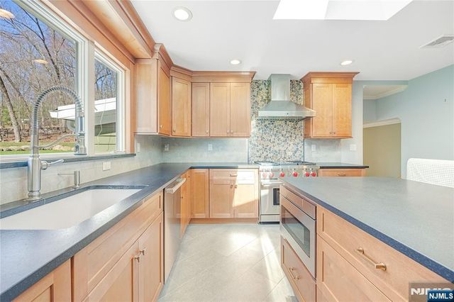 886 High Mountain Road, Franklin Lakes, NJ 07417