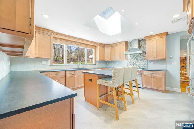 886 High Mountain Road, Franklin Lakes, NJ 07417