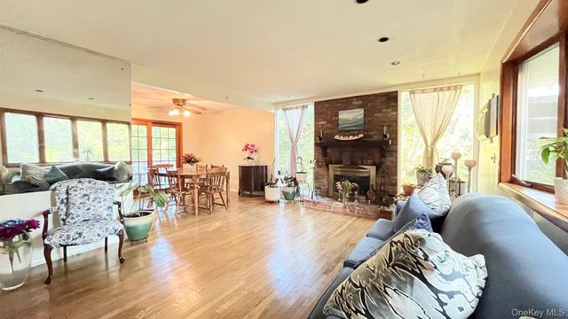 5 Arizona Place, Huntington Station, NY 11746