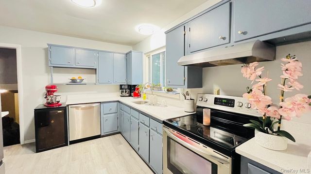5 Arizona Place, Huntington Station, NY 11746