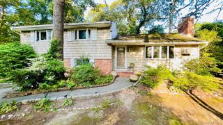 5 Arizona Place, Huntington Station, NY 11746
