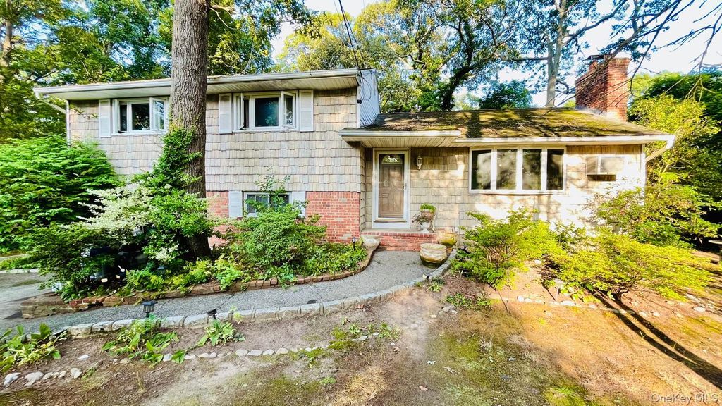 5 Arizona Place, Huntington Station, NY 11746