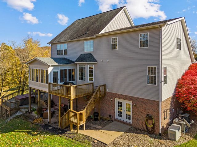 1048 Saint Ives Drive, Hurricane, WV 25526