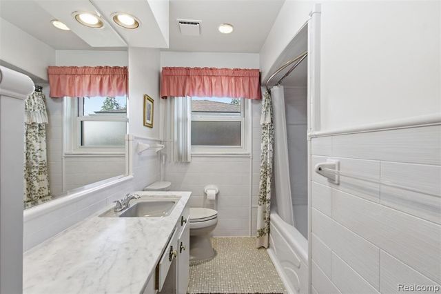 26347 Woodworth Circle, Dearborn Heights, MI 48127