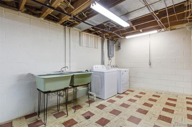 26347 Woodworth Circle, Dearborn Heights, MI 48127