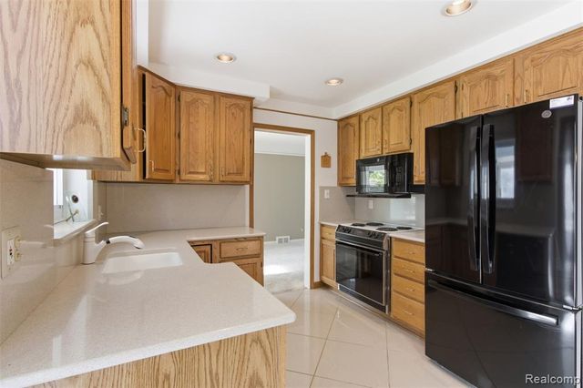 26347 Woodworth Circle, Dearborn Heights, MI 48127