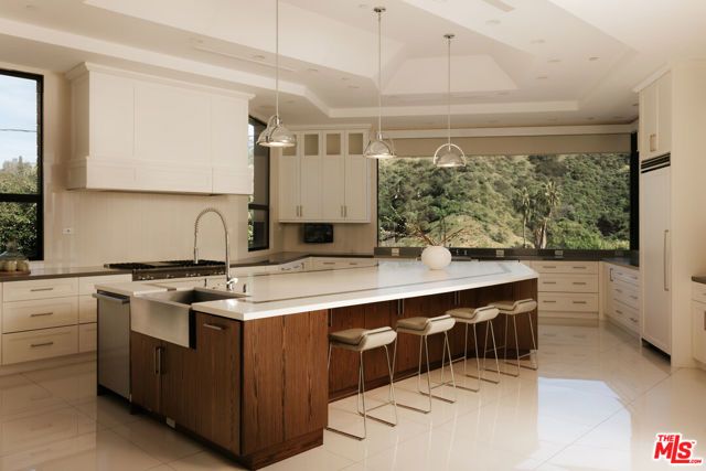 9852 San Circle, Beverly Hills, CA 90210