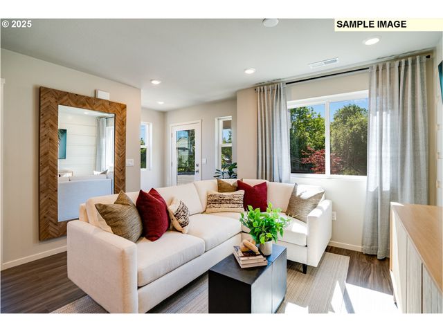 897 Sifuentez Ct., Woodburn, OR 97071