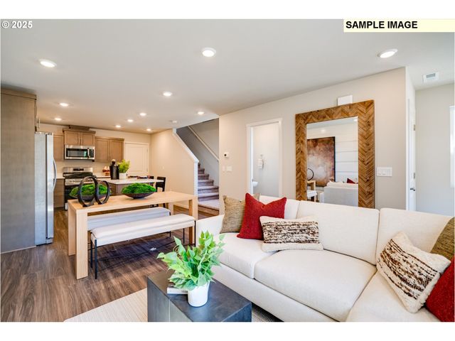 897 Sifuentez Ct., Woodburn, OR 97071