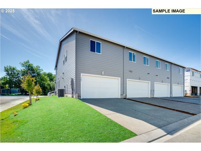 897 Sifuentez Ct., Woodburn, OR 97071