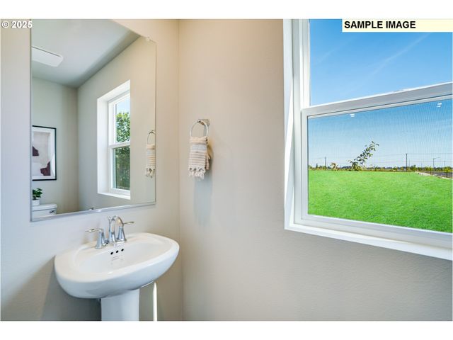 897 Sifuentez Ct., Woodburn, OR 97071